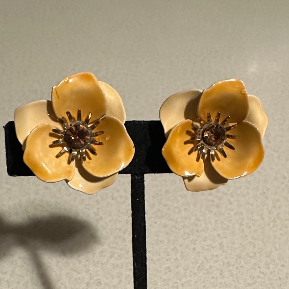 Vintage Caro enameled metal flower clip on earrings silver tone peach (813)